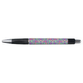 Ein Stift mit einem mehrfarbigen geometrischen Mus
