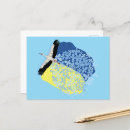 Ein Storch trägt eine ukrainische Flagge Postkarte