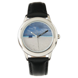 Ein Strand-Stuhl erwartet Armbanduhr