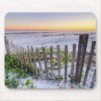 Ein Strand-Zaun am Sonnenuntergang