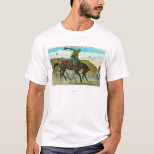 Ein sträubendes wildes Pferd am jährlichen T-Shirt