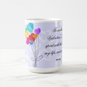 Ein Strauß aus herzförmigen Papierballons Kaffeetasse