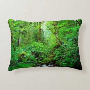 Ein Strom in einem alten Wald Zierkissen