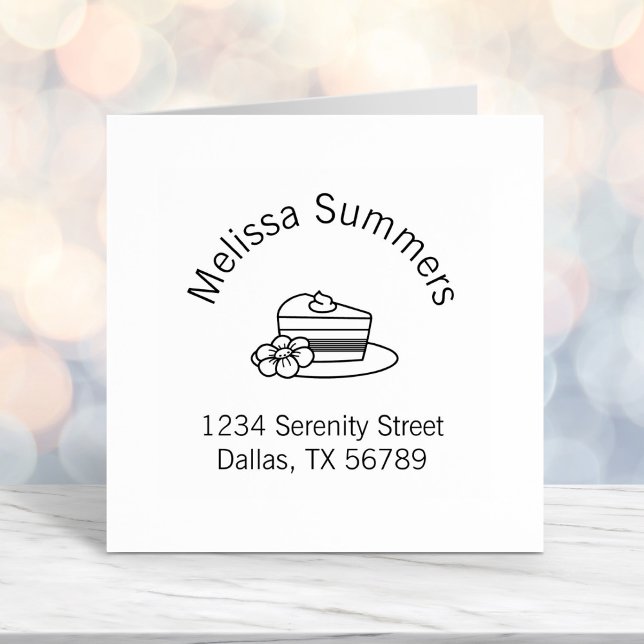 Ein Stück Kuchen auf einer Plattenaufsatzadresse Permastempel (Von Creator hochgeladen)