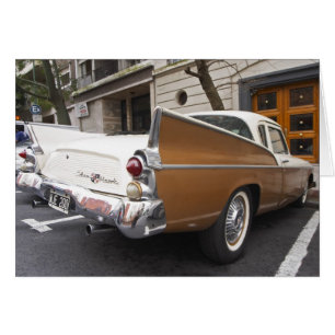 Ein Studebaker Silver Hawk Oldtimer, der auf einer