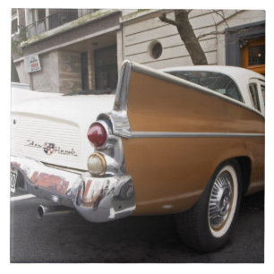 Ein Studebaker Silver Hawk Oldtimer, der auf einer Fliese