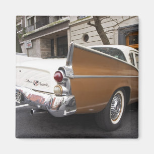 Ein Studebaker Silver Hawk Oldtimer, der auf einer Magnet