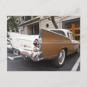 Ein Studebaker Silver Hawk Oldtimer, der auf einer Postkarte