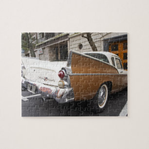 Ein Studebaker Silver Hawk Oldtimer, der auf einer Puzzle