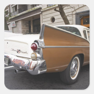 Ein Studebaker Silver Hawk Oldtimer, der auf einer Quadratischer Aufkleber