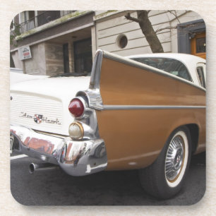 Ein Studebaker Silver Hawk Oldtimer, der auf einer Untersetzer