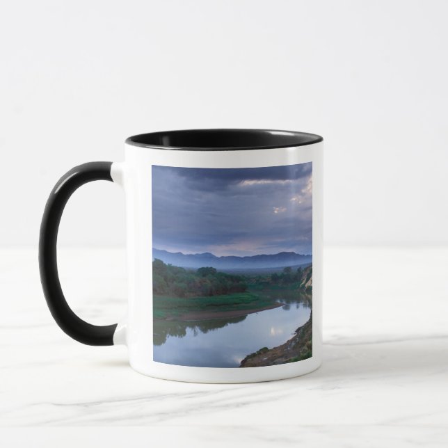 Ein stürmischer Morgen mit drohenden Wolken Tasse (Links)
