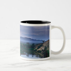 Ein stürmischer Morgen mit drohenden Wolken Zweifarbige Tasse