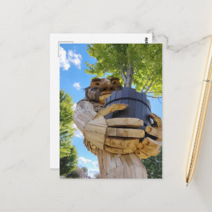 Ein surrealer Troll hält einen Baum hoch  Postkarte