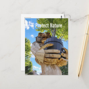 Ein surrealer Troll hält einen Baum hoch, um die N Postkarte