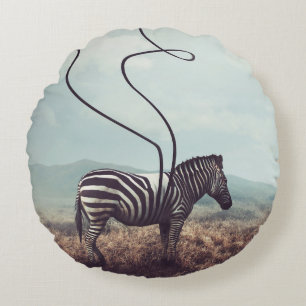 Ein surrealistisches Bild eines Zebras und zwei se Rundes Kissen
