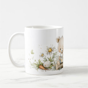 Ein süßer Bär auf einer Blumenwiese mit einem Honi Kaffeetasse