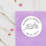 Ein süßer Dank, dass Sie die Gastgeschenk Hochzeit Runder Aufkleber<br><div class="desc">Gastgeschenk Hochzeit Aufkleber in Weiß mit einem schwarzen Typografie-Design und Herz. Niedliche Gastgeschenk Hochzeit Aufkleber für Leckereien und Süßigkeiten mit A Sweet Danke in einem schönen typografischen Design. Weiße Gastgeschenk Hochzeit Aufkleber mit schwarzem Text und kleinen Herzen. Hochzeitsticker Leckerei bevorzugen Aufkleber in Weiß und Schwarz. Hochzeitsaufkleber personalisiert mit Ihren Namen...</div>