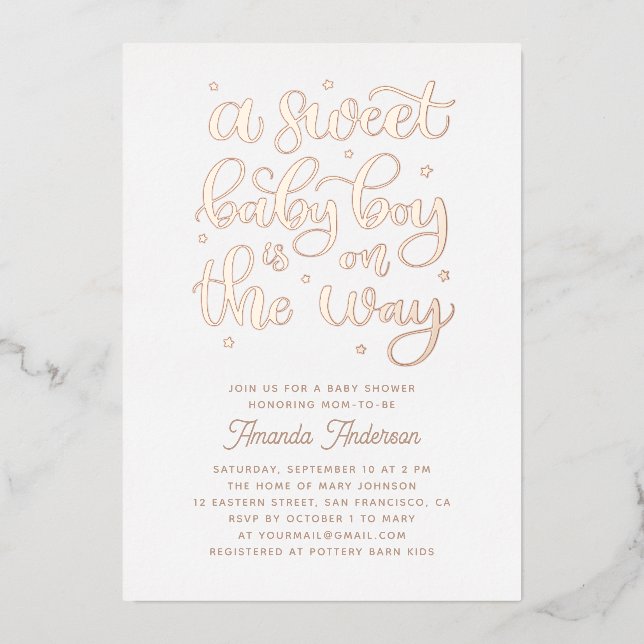 Ein süßer Junge ist unterwegs. Gold Baby Dusche Folieneinladung (Vorderseite)
