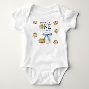 Ein süßer Keks und Milch zum ersten Geburtstag Baby Strampler