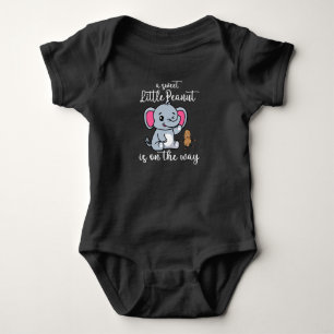 Ein süßer kleiner Erdnuss auf dem Weg Neuer Baby C Strampler