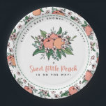 Ein süßer kleiner Pfirsich auf dem Weg zur Babydus Pappteller<br><div class="desc">Niedliche,  kleine pfirsichfarbene Teller mit Pfirsich,  Pfirsichblüten,  Grünpflanzen und einer pfirsichfarbenen gemusterten Ränder für eine pfirsichfarbene Babydusche.</div>