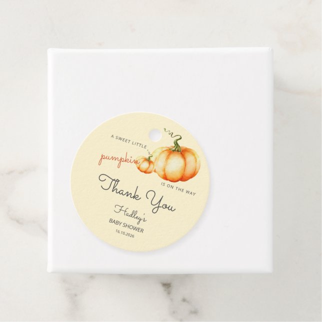 Ein süßer Kürbis ist auf dem Weg zur Babydusche Geschenkanhänger (Beispiel)