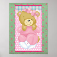 Ein süßer, kuscheliger Bär in Rosa gekleidet
