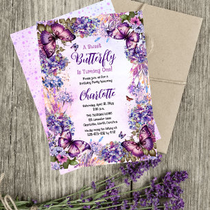 Ein süßer Schmetterling macht ein Mädchen zum erst Einladung