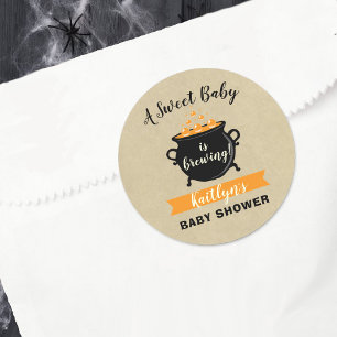 Ein süßes Baby braut Halloween-Kinderdusche Runder Aufkleber