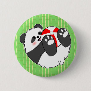 Ein süßes Baby-Panda spielt mit einem Ball Button