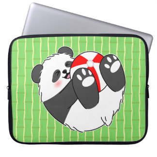 Ein süßes Baby-Panda spielt mit einem Ball Laptopschutzhülle
