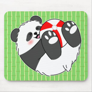 Ein süßes Baby-Panda spielt mit einem Ball Mousepad