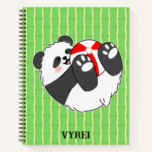 Ein süßes Baby-Panda spielt mit einem Ball Notizbuch