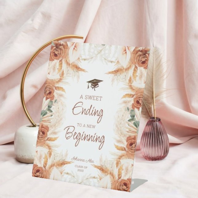 Ein süßes Ende für den neuen Abschluss unterzeichn Sockelschild (Welcome guests with a personalized graduation sign. Design yours now on Zazzle!)