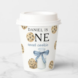 Ein süßes Keks und Milch zum ersten Geburtstag Pappbecher