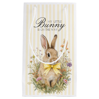 Ein süßes kleines Blumenhäschen mit gelber Schleif Kleine Geschenktüte
