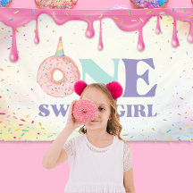 Ein süßes Mädchen Pastell-Einhorn-Donuts Geburtsta