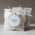 Ein Sweet Vielen Dank Gastgeschenk Hochzeit Aufkle Runder Aufkleber<br><div class="desc">Minimalistische Gastgeschenke Hochzeiten rund Aufkleber. Personalisierter einfacher Minimalistischer Aufkleber. Klicken Sie einfach auf den Link,  um den Text anzupassen,  der unter dem Bereich für die Textpersonalisierung rechts angezeigt wird,  und wählen Sie Ihren eigenen Farbhintergrund aus. Diese Aufkleber-Vorlage macht es einfach und schnell,  atemberaubende Ergänzungen Ihrer Hochzeitsdekoration zu erstellen.</div>