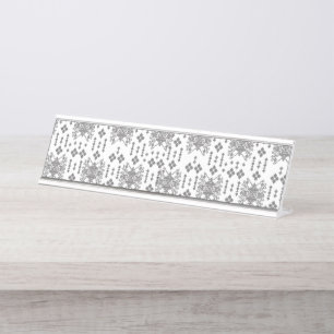 Ein symmetrisches monochromes Design mit komplexen Schreibtischnamensplakette