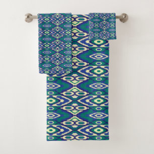 Ein symmetrisches Muster blauer Motive auf einem T Badhandtuch Set