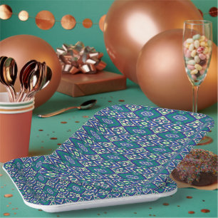 Ein symmetrisches Muster blauer Motive auf einem T Pappteller