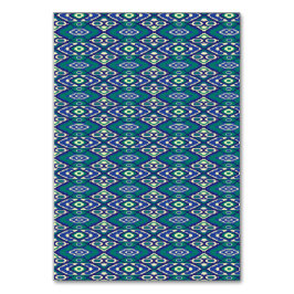 Ein symmetrisches Muster blauer Motive auf einem T Tischnummer