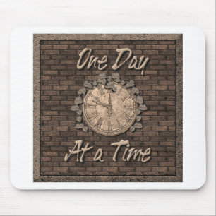 Ein Tag zu einem Zeitpunkt Zitat Slogan alte Uhr Mousepad