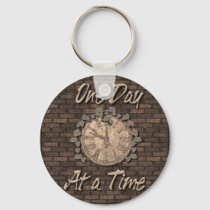 Ein Tag zu einem Zeitpunkt Zitat Slogan alte Uhr Schlüsselanhänger