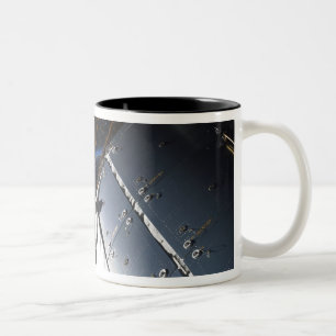 Ein Teil der internationalen Weltraumstation Zweifarbige Tasse