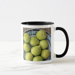 Ein Teller frischer mediterraner Feigen Tasse