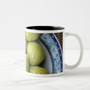 Ein Teller frischer mediterraner Feigen Zweifarbige Tasse