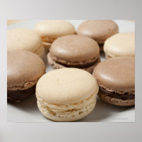 Ein Teller Schokolade und Vanilla Macarons, die