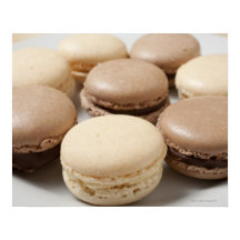 Ein Teller Schokolade und Vanilla Macarons, die